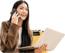 Femme configurant une alarme sur son téléphone